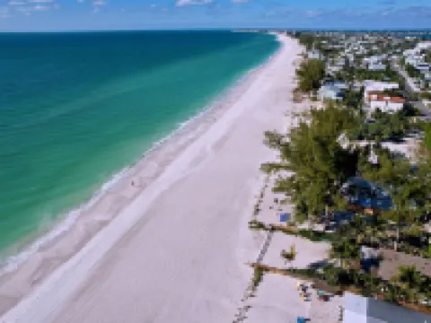 Charming Ground Level Resort Style 3 unit Condo  - unit C Hotels in Holmes Beach
