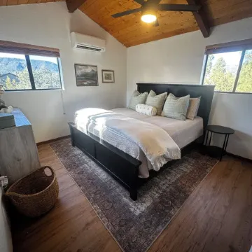 Ponderosa Place, Charming Cabin with Large Deck and Mountain View, Veteran Owned