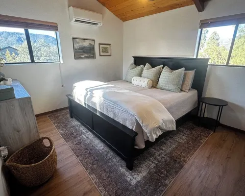 Ponderosa Place, Charming Cabin with Large Deck and Mountain View, Veteran Owned Hotels in Pine