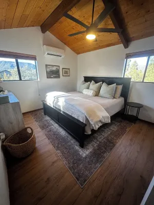 Ponderosa Place, Charming Cabin with Large Deck and Mountain View, Veteran Owned