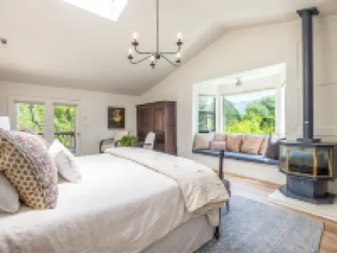 Skiers private retreat- sauna, fireplaces, hot tub ホラデイのホテル