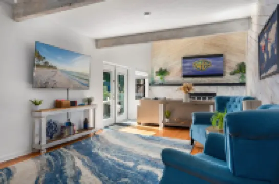 Waterfront Access and Heated Saltwater Pool - Luxurious Tropical Retreat