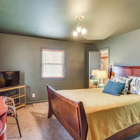 3 Mi to Geha Field: Home w/ Easy World Cup Access