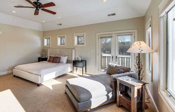 1 Mi to Metra: Estate w/ Theater, Game Room & More