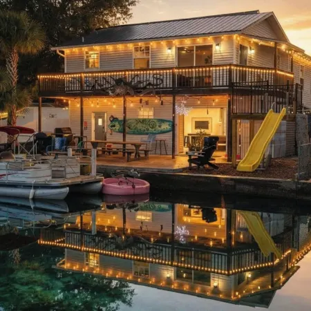 Canal-Front Weeki Wachee Home with Dock and Game Room! Отели в г. Эрнандо