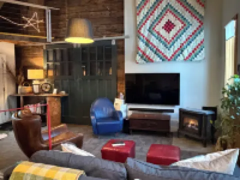 Cozy In Town Manchester Studio w/ Loft Bedroom. Hotels in Manchester Center