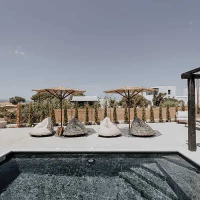 Onym Curated Villas Hôtels à proximité de : Plage de Plaka