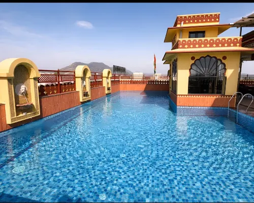 أوميد ريزيدنسي - إيه ريجال هيريتيدج هوم Hotels near عامر