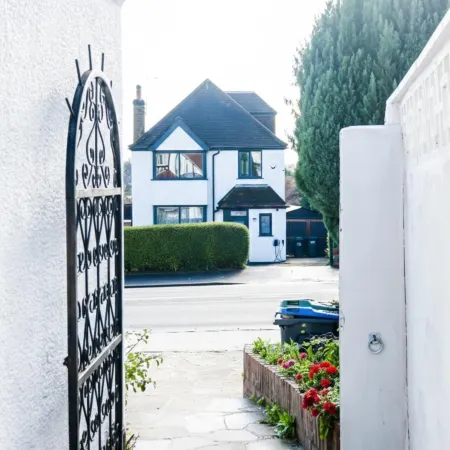 Serviced Accom Sleeps 8- Near London, Free Parking