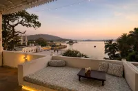 Hibiscus Heritage - A Lake View Hotel in Udaipur - Pensions