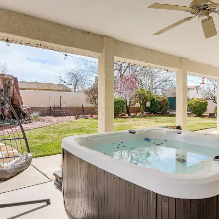 3 Mi to Lake Powell: Home w/ Hot Tub & Waterfall