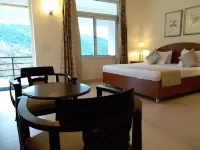 Home in the Hills, Resort & Restaurant