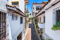 Spectacular Hillside Villa With Pool, Incredible Views, Private Chef, & Staff Hotel di 