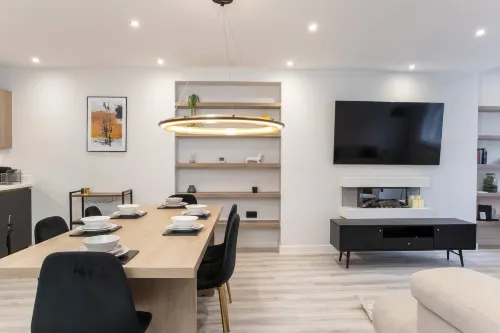 Central Leeds Apartment by Station - Sleeps 7 - Hot Tub