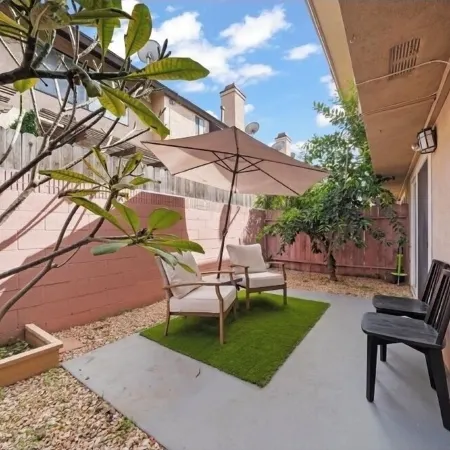 13.5 Miles to Disneyland! Family sized townhome in a quiet community.