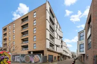 Brighton Getaway - Modern Apartment With Balcony - balcony