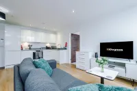 NEW Stylish Apartment Amazing Location Sleeps 4
