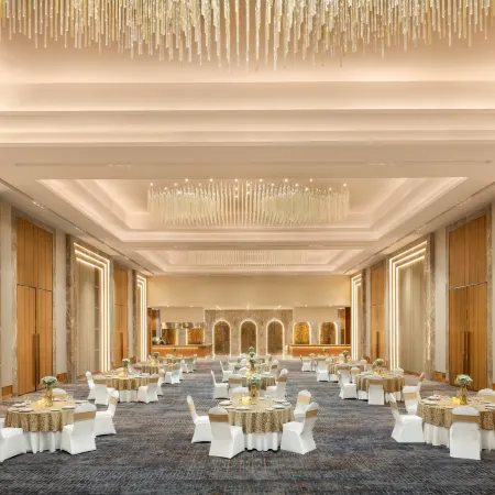 Radisson Hotel Delhi MG Road Отели рядом с достопримечательностью «Храм Чаттарпур»