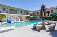 California Suites Hotel - parking