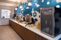 La Quinta Inn & Suites by Wyndham Seattle Sea-Tac Airport - breakfast