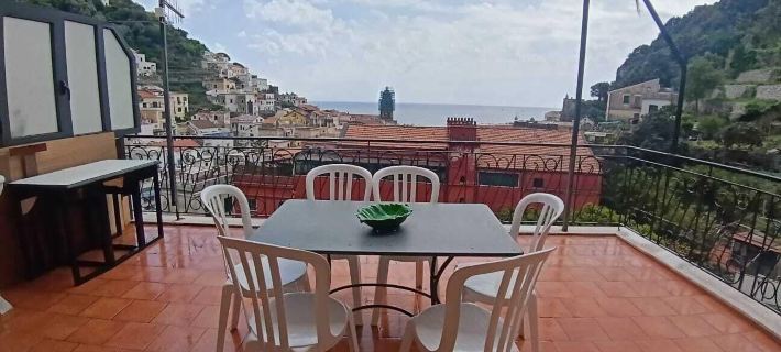 Penthouse in the historical center with sea view 5 minutes away from main square Hotele w: Amalfi