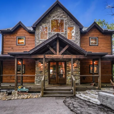 Lazy Bear Lodge 5 Bedroom Cabin by RedAwning