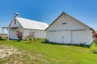Historic Barn/Lodge and 3 Others - 2 Mi from Town - Alloggi