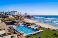 Bright Dog-Friendly Suite with Kitchenette, Heated Outdoor Pool, Hot Tub, Patio - Beach