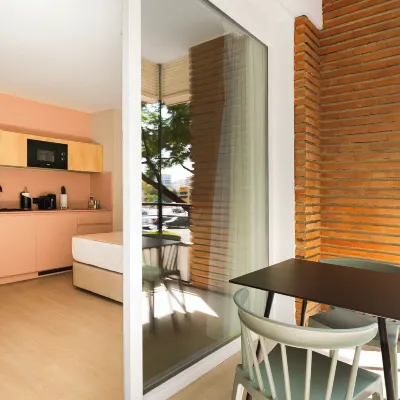 Limehome Valencia Gran Via del Marques Hotels near Aragón Metro Station