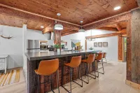Basecamp Lodge - Mountain view