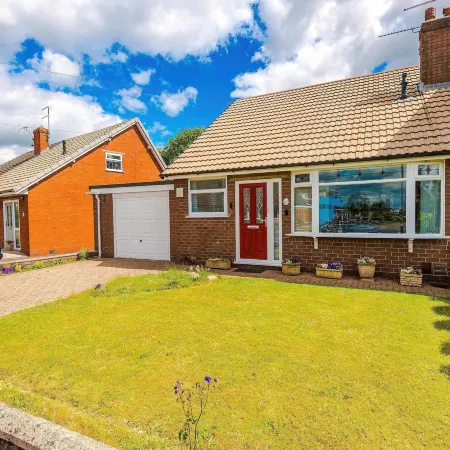 Lovely 2 Bed Home With Free Parking and Garden