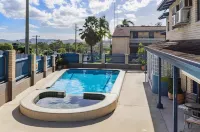 Gladstone Palms Motor Inn - Swimmingpools