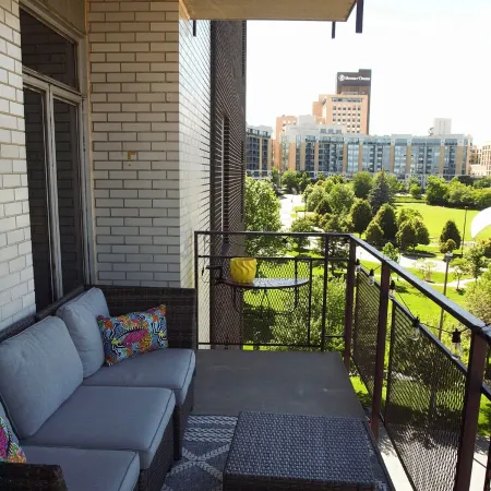 Newly Renovated Cozy Condo in Midtown Crossing