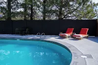 Trailborn Rocky Mountains - Rooftop Pools