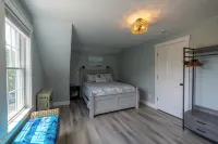 Edgartown cottage in a garden setting.  New and near bike path in Katama - 4-Sterne