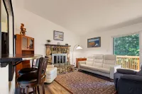 Wake Robin House - Comfortable & Close To Campus 4 Bedroom Home - balcony