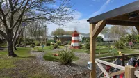 3BR Chestnut Grove Family Caravan WIFI, TV & Pool - Homestays