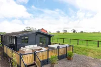 The Paddock Lodge with Hot Tub - Bathtub
