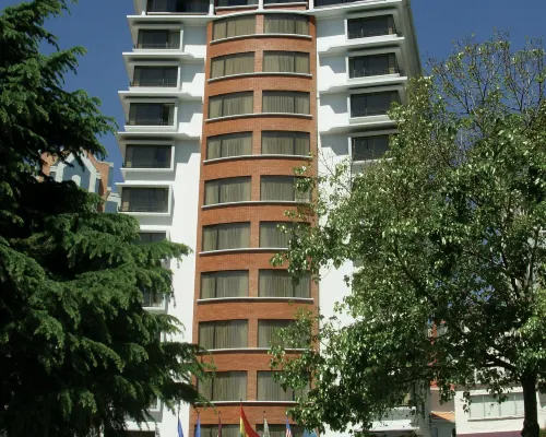 Ritz Apart Hotel Hotels near Triplets Bridge