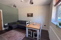 Stunning Two Bedroom Apartment in the New Forest with Private Courtyard - 2-Star