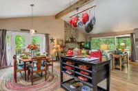 Pet-Friendly Retreat w/ Mtn Views in Sylva! - 2-Star