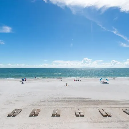 Fantastic Beachfront Condo, Perfect Location, Large 3 Bedroom, 2 Bath Sleeps 8