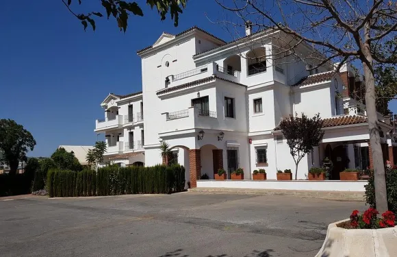 羅斯多蒙那斯酒店