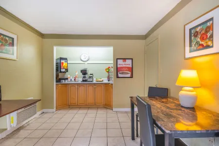 Travelodge by Wyndham Gainesville