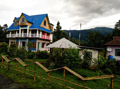Kinglayang Homestay Hôtels à : Chalsa Mahabari