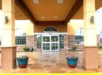 Super 8 by Wyndham Kansas City - parking