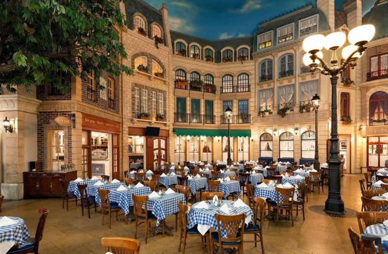 Café Ile St. Louis – Paris Hotel (Las Vegas): Outdoor Parisian Café Inside  a Casino