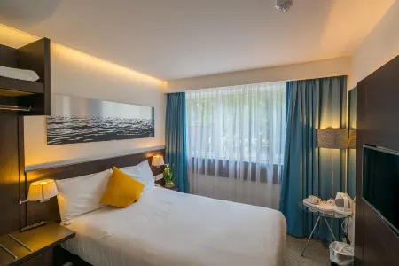 Pelican London Hotel and Residence Отели в г. Мичам