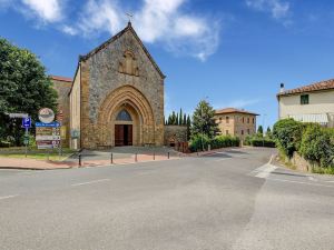 Lussureggiante casale con campo da tennis