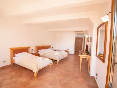 Levantin Inn 1/3 Room N.4 Sea Side